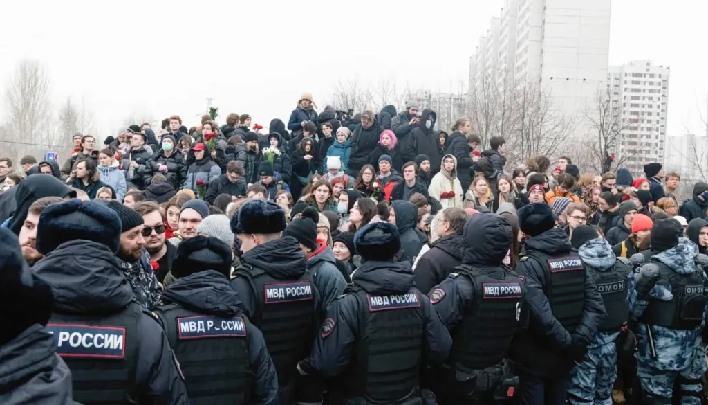 Szenen wie diese sind selten im heutigen Russland: Am Tag der Beerdigung von Alexei Nawalny versammelten sich Tausende Menschen in Solidarität.